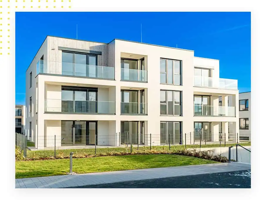 Moderne Neubauwohnung mit mehreren Balkonen und großen Fenstern in einem hellen, klaren Design.